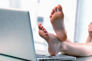 Bugün çalışmak için havamda değilim. Neşeli genç iş kadınını kapat ve dizüstü bilgisayarı aç. Ofiste çalışmak istemiyor. Yatay resim.