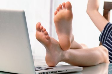 Bugün çalışmak için havamda değilim. Neşeli genç iş kızı dizüstü bilgisayarını açtı. Ofiste çalışmak istemiyor..