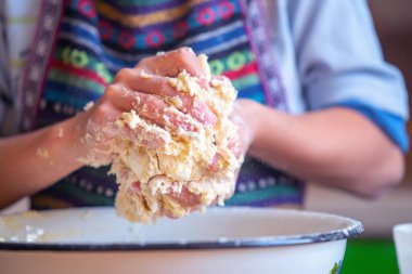 Deneyimli kadın şefin portresi hamuru pizzaya un ile hazırlar. Yemek, yemek pişirme ve el yapımı konsept sanatı.. 