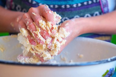 Profesyonel bir mutfakta deneyimli bir aşçının portresi hamuru pizzaya un ile hazırlar. Yemek, yemek pişirme ve el yapımı konsept sanatı. Yatay resim.