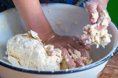 Profesyonel bir mutfakta deneyimli bir şef hamuru pizzaya un ile hazırlar. Yemek, yemek pişirme ve el yapımı konsept sanatı. Yatay resim.