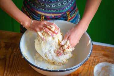 Pizza hamuru hazırlayan kadın portresi. Yemek, yemek pişirme ve el yapımı konsept sanatı. Yatay resim.
