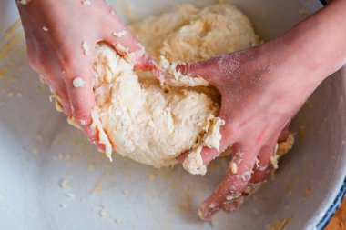 Kadın aşçı pizza hamuru hazırlıyor. Yemek, yemek pişirme ve el yapımı konsept sanatı..