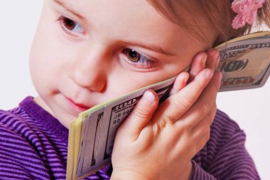 Çocukların finansal okur yazarlık konsepti. Amerikan Doları banknotları olan bir kızın portresi.. 