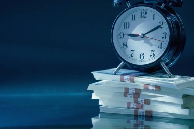 Vakit nakittir. İş, yatırım, finansal varlıklar ve borçlar, kazançlar, pasif gelir kavramı. Parayla saati kapat. Metin veya tasarım için boşluk kopyala.