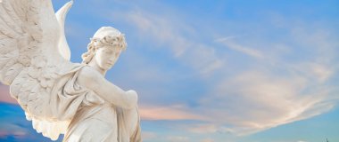 Gökyüzündeki muhteşem ölüm meleği barışın sembolü olarak, endişelerin ve endişelerin sonu, ölümden sonraki yaşam.