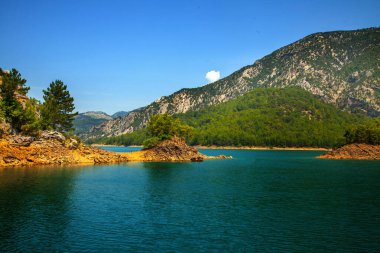 Muhteşem Oymapinar Gölü, Türkiye. Dağ gölü manzarası. Oymapinar barajının arkasındaki zümrüt su deposu. Manavgat bölgesindeki Yeşil Kanyon, Türkiye. 
