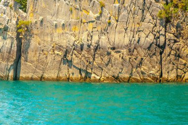 Deniz suyu ve muhteşem kayalık bir zemin. Tasarım için alanı kopyala. Yatay resim.