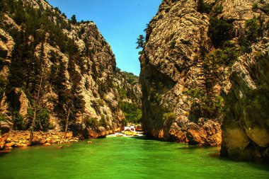 Akdeniz ve dağların manzarası, Karadağ. 