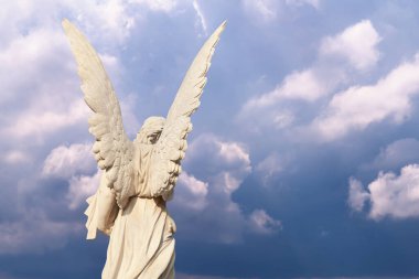 Melek, ölümün ve insan hayatının sonunun sembolü olarak görülür. Boşluğu kopyala.