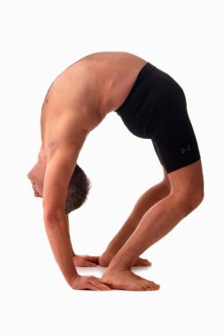 Triangle Poose Yoga (Utthita Trikonasana), Ashtanga Yoga yapan adam görüşü