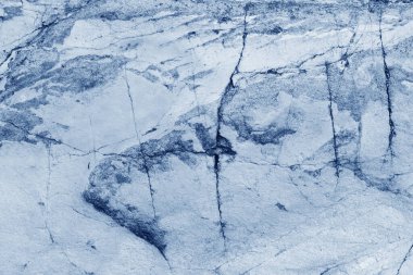 Koyu çatlakları olan eski mavi taş arka plan. Tasarım ve doku arka planınız için harika. Yatay görüntü. Boşluğu kopyala.