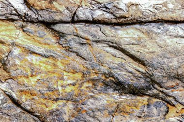 Koyu çatlakları olan eski bir taş arka plan. Tasarım ve doku arka planınız için harika. Boşluğu kopyala.