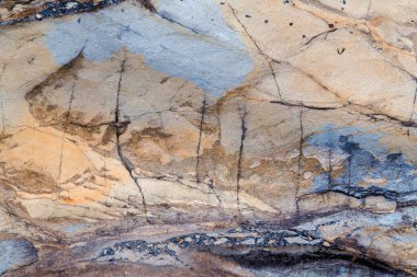 Koyu çatlaklı taş zemin, tasarım ve doku arka planınız için harika.. 