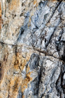 Eskimiş mermer taş arka planda koyu çatlaklar var. Tasarım ve doku arka planınız için harika.. 