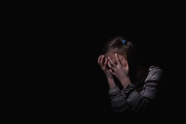 Zihinsel ve ruhsal acı içinde çığlık atan, yalnızlıktan ağlayan depresif ve üzgün bir kız silueti. Endişe, stres, yalnızlık ve terk etme kavramı. Tasarım için alanı kopyala..