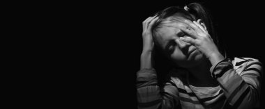 Depresyondaki ve üzgün kızın portresi. Ruhsal ve ruhsal acı içinde çığlıklar atan, yalnızlıktan ağlayan. Endişe ve stres konsepti. Siyah beyaz görüntü. Tasarım için alanı kopyala.