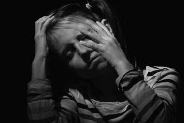 Depresyondaki ve üzgün kızın portresi. Ruhsal ve ruhsal acı içinde çığlıklar atan, yalnızlıktan ağlayan. Endişe ve stres konsepti. Siyah ve beyaz resim.
