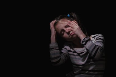 Ruhsal ve ruhsal acı içinde çığlıklar atan üzgün ve üzgün bir kız. Yalnızlıktan ağlıyor. Endişe ve stres. Metin veya tasarım için boşluk kopyala.