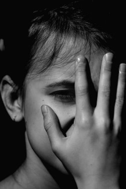 Çocuklarda ağrı. Çok üzgün bir genç kızın portresi. Yalnızlık, acı, çocuk trajedisi. Dikey resim.