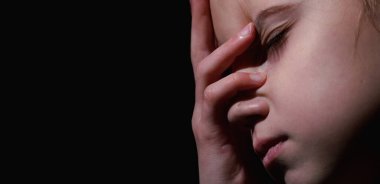 Çocuklarda ağrı. Çok üzgün bir genç kızın portresi. Yalnızlık, acı, çocuk trajedisi. Tasarım için alanı kopyala.