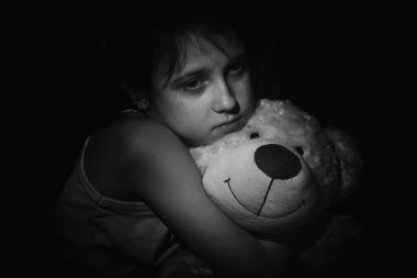 Yalnız bir genç kızın portresi, evde yalnız başına oturuyor, üzgün bir çocuk ailesini bekliyor, sorunları düşünüyor, ailede kötü bir ilişki, psikolojik travma.. 