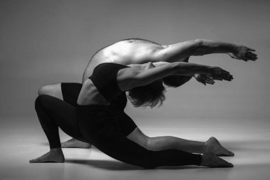Ashtanga yogası. Yoga yapan kadın ve erkeğin görüntüsü. Siyah beyaz görüntü..