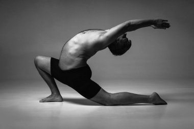 Ashtanga yogası. Spor giysili bir adamın yoga yaparken görüntüsü. 