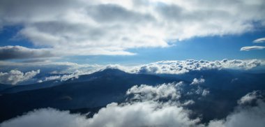 Cennetle dünya arasında. Sis, bulutlar, bulutlar ve bulutlar dağlarda. Yatay resim.