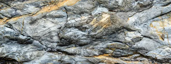 Koyu çatlakları olan eski gri taş arka plan. Tasarım ve doku arka planınız için harika.. 