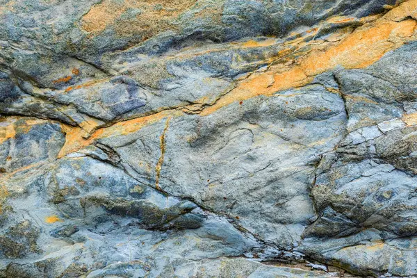 Eskimiş gri mermer taş arka plan koyu çatlaklar, tasarım ve doku arka planınız için harika. Yatay görüntü.