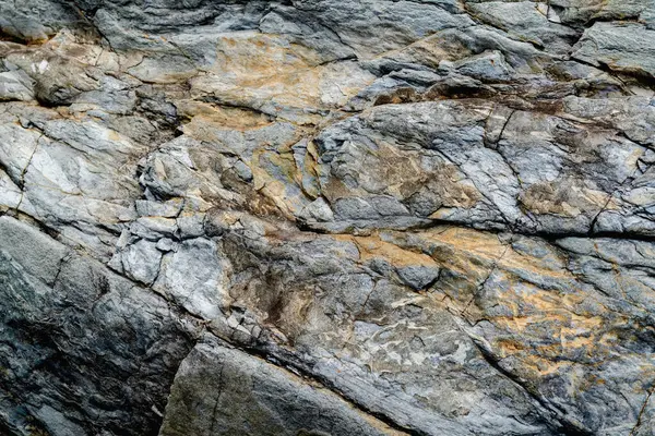 Koyu çatlakları olan eski gri taş arka plan. Tasarım ve doku arka planınız için harika. Yatay görüntü.