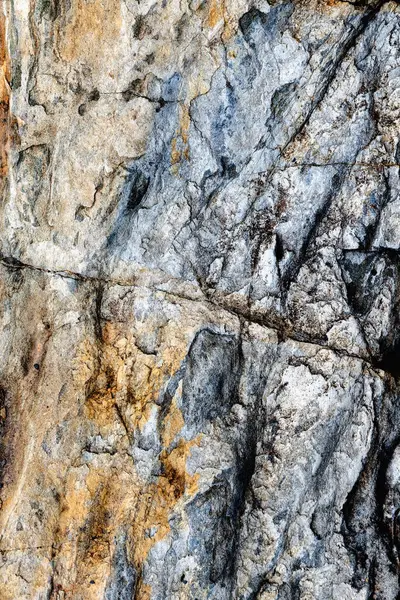 Eskimiş mermer taş arka planda koyu çatlaklar var. Tasarım ve doku arka planınız için harika.. 