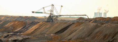 Madenleri çıkarmak ve işlemek için taş ocağında ağır ve seyyar makineler. 