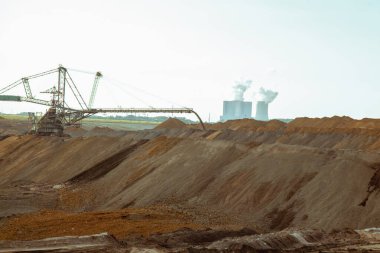 Titreşimli taş kırıcı çalışıyor. Madenleri işlemek için taş ocağı. Taş ocağında taş yapımında kullanılan ağır ve taşınabilir ekipmanlar.. 