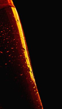 Siyah arkaplana karşı koyu bira bardağı (ayrıntılar, parça)