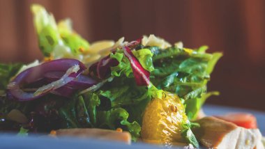 Lezzetli taze salata, beyaz tabakta sebzeler, yatay görüntü. Kapat..