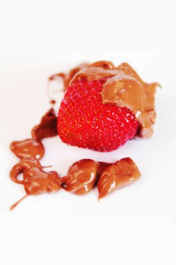 Lezzetli yiyeceklerin sembolü olarak çikolatalı çilekler.