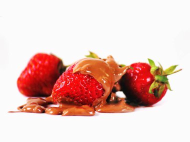 Çikolatalı çilekler beyaz arka plana karşı. Lezzetli yemek. Yatay resim.