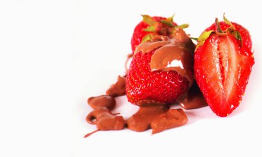 Beyaz arka planda çikolatalı çilek. Lezzetli yemek. Boşluğu kopyala.