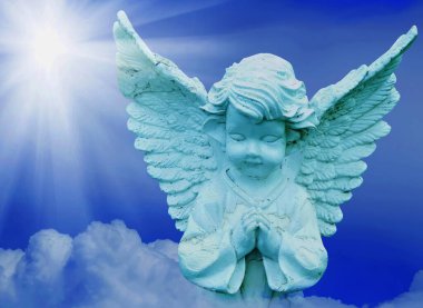 Küçük güzel melek mavi gökyüzüne karşı dua ediyor.