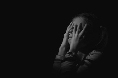 Stresli, mutsuz, ağlayan, yorgun ya da depresyonda olan genç bir kızın portresi. Siyah ve beyaz resim. 