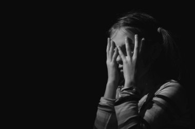 Stresli, mutsuz genç kız portresi ağlıyor ve yorgun ya da depresif hissediyor. Siyah beyaz görüntü. Boşluğu kopyala.