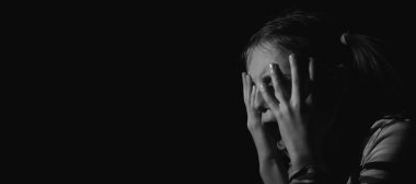 Stresli, mutsuz ergen kız ağlıyor ve yorgun ya da depresif hissediyor. Yatay görüntü. Boşluğu kopyala.