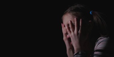 Stresli, mutsuz ergen kız ağlıyor ve yorgun ya da depresif hissediyor. Yatay resim. 