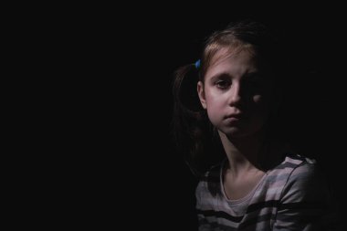 Ağlayan, bitkin hisseden ya da yalnız başına depresyona giren mutsuz genç kız portresi. Siyah beyaz görüntü. Boşluğu kopyala.