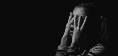 Mutsuz, genç bir kızın ağlaması, bitkin düşmesi ya da yalnız başına depresyona girmesi. Metin veya tasarım için boşluk kopyala. Siyah ve beyaz resim.