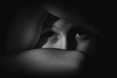 Mutsuz, genç bir kızın ağlaması, bitkin düşmesi ya da yalnız başına depresyona girmesi. Psikolojik sağlık ve sorun kavramı. Yatay siyah beyaz resim.