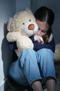 Kavramsal görüntü: Ergenlerin duygusal ve davranışsal sorunları. Genç ve güzel bir kızın portresi kısmen yüzünü gizler, yakınlığın ve güçlü duyguların sembolü olarak..