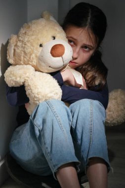 Kavramsal görüntü: Ergenlerin duygusal ve davranışsal sorunları. Genç ve güzel bir kızın portresi kısmen yüzünü gizler, yakınlığın ve güçlü duyguların sembolü olarak..